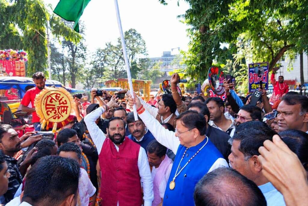 देहरादून में महर्षि वाल्मीकि जयंती पर आयोजित शोभायात्रा में शामिल मुख्यमंत्री पुष्कर सिंह धामी