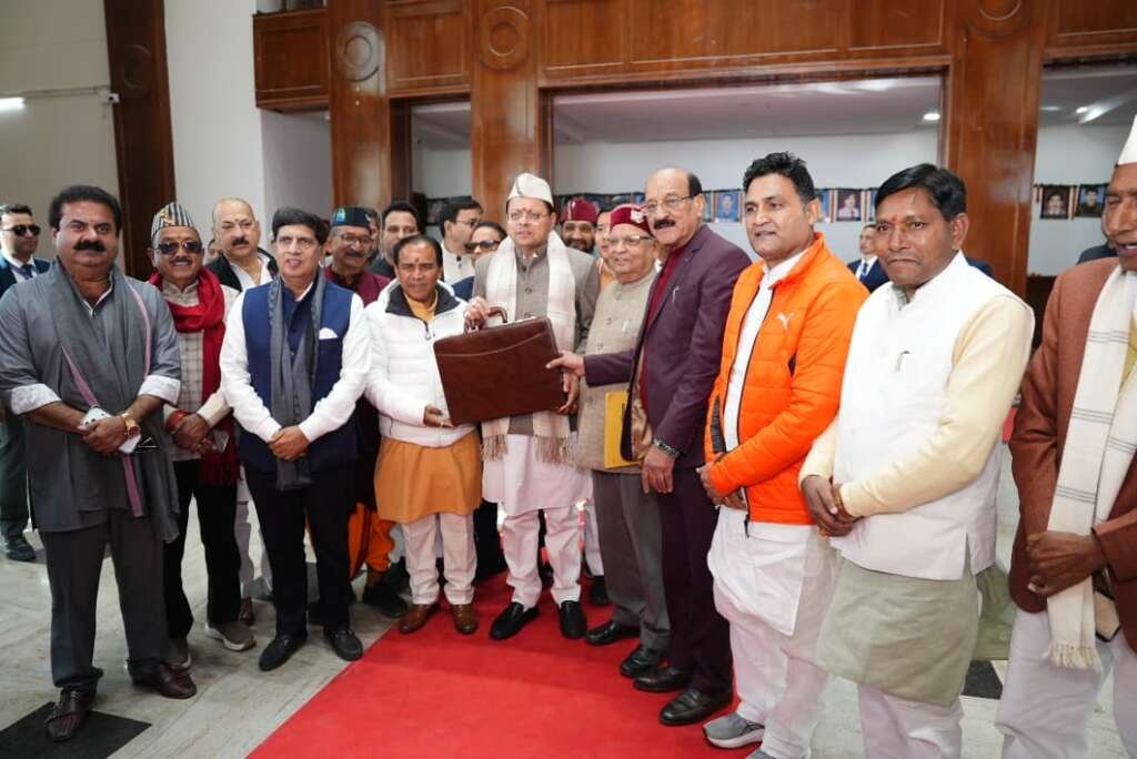 गैरसैंण भराड़ीसैंण विधानसभा भवन में उत्तराखंड विधानसभा सत्र और अनुपूरक बजट पेश करते मुख्यमंत्री पुष्कर सिंह धामी