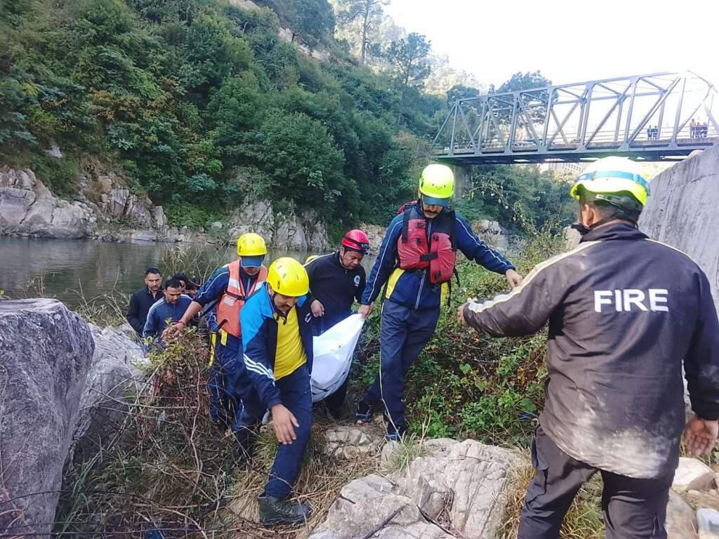 बागेश्वर में गोमती नदी में स्कूटी गिरने के बाद एसडीआरएफ का रेस्क्यू अभियान