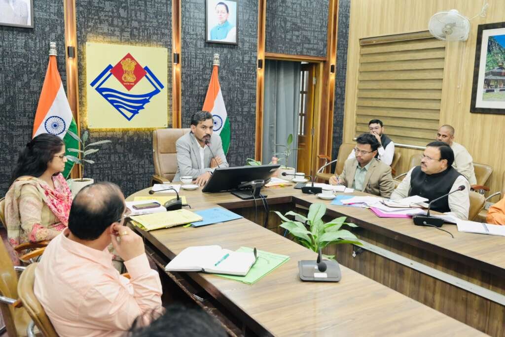 राष्ट्रपति के प्रस्तावित उत्तराखंड दौरे को लेकर देहरादून में तैयारियों की समीक्षा करते जिलाधिकारी