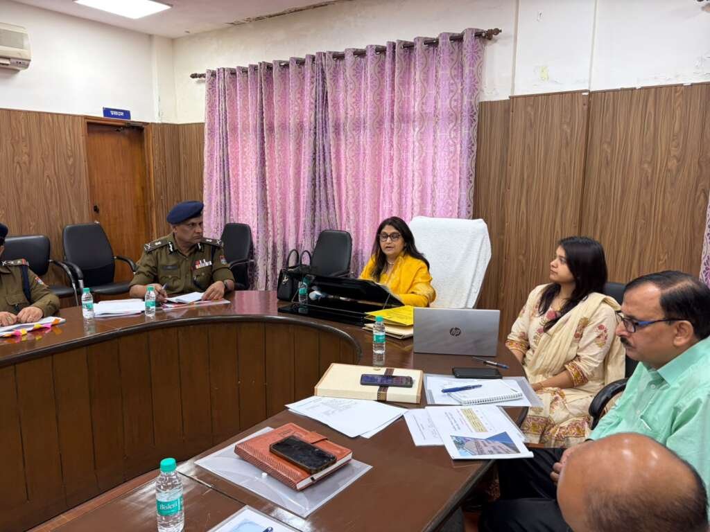 देहरादून में केंद्र पोषित समाज कल्याण योजनाओं की समीक्षा बैठक में शामिल अधिकारी।