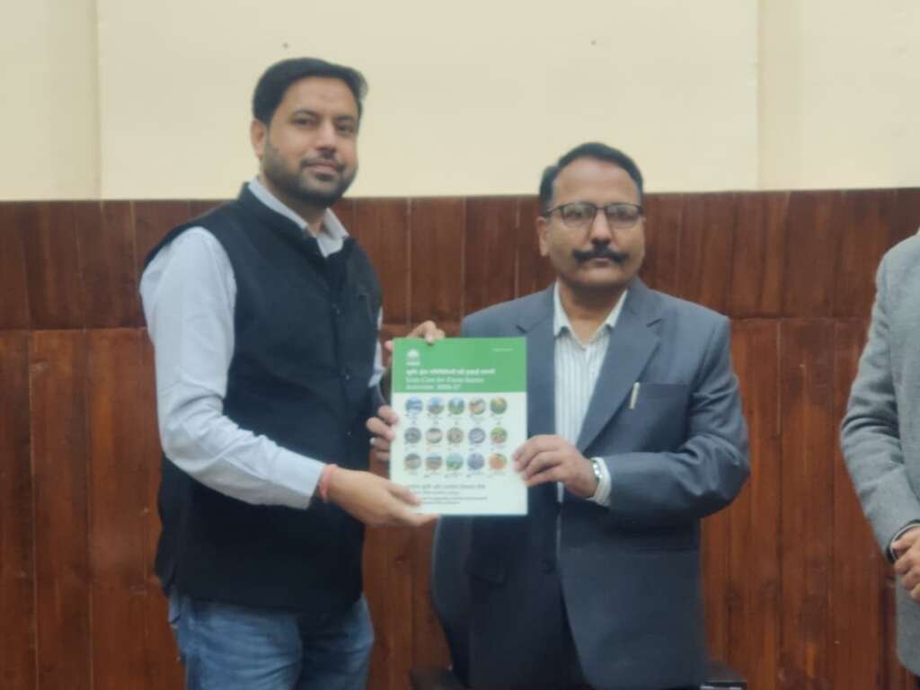 नैनीताल में जिलाधिकारी ललित मोहन रयाल नाबार्ड की कृषि इकाई लागत पुस्तिका 2026-27 का विमोचन करते हुए।