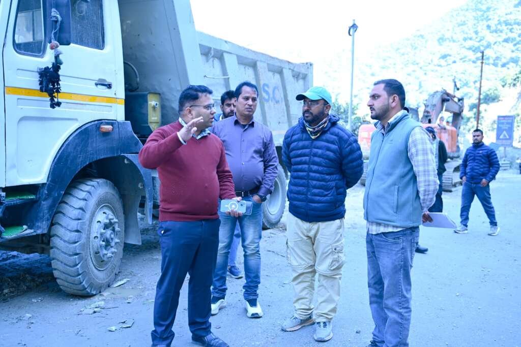 रुद्रप्रयाग के सिरोबगड़ लैंडस्लाइड जोन में भूस्खलन उपचार कार्यों का निरीक्षण करते जिलाधिकारी