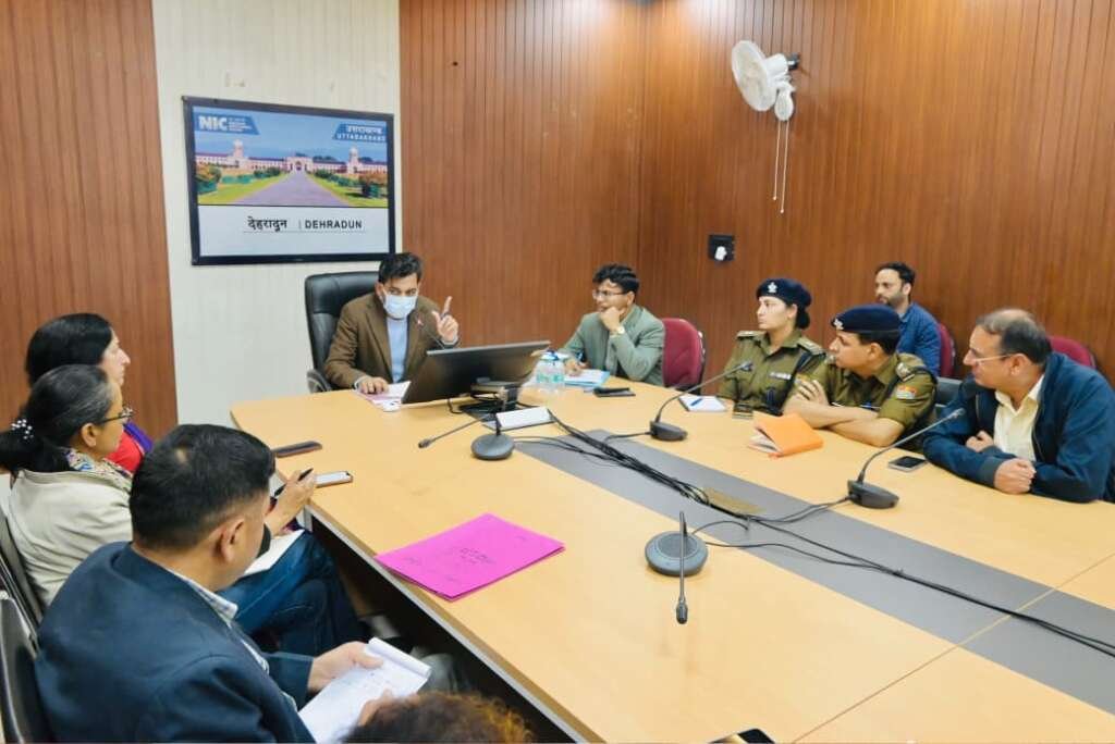मसूरी विंटर कार्निवाल 2026 की तैयारियों को लेकर बैठक करते जिलाधिकारी डॉ. आशीष चौहान।