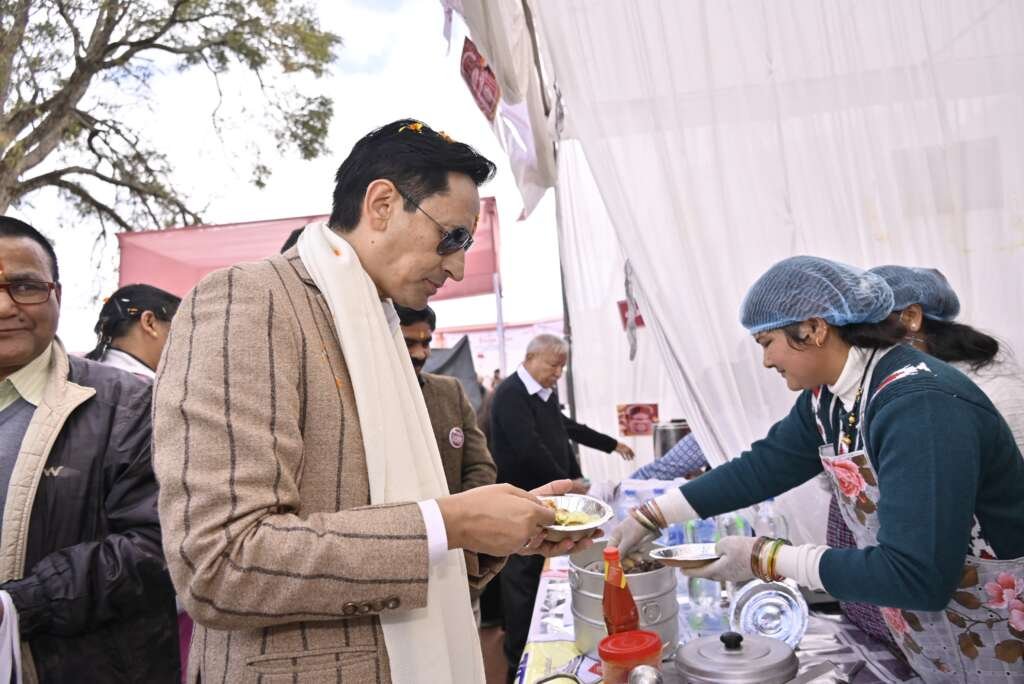 Almora News: कुमाऊं आयुक्त दीपक रावत ने किया आजीविका सरस मेले का शुभारंभ
