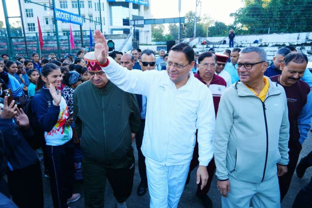 रन फॉर यूनिटी कार्यक्रम में मुख्यमंत्री पुष्कर सिंह धामी युवाओं के साथ।