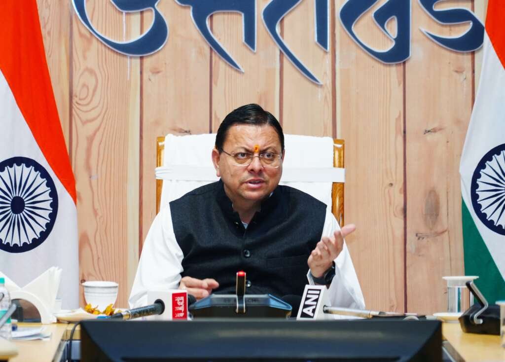 मुख्यमंत्री पुष्कर सिंह धामी उत्तराखंड में विकास योजनाओं के लिए वित्तीय स्वीकृति प्रदान करते हुए।