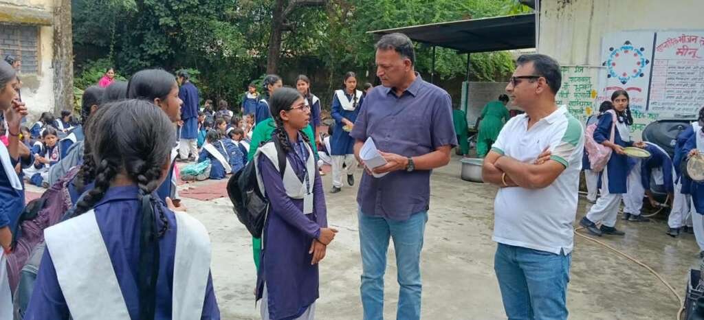 मुख्य विकास अधिकारी अरविन्द कुमार पाण्डे पीएम श्री राजकीय बालिका इंटर कॉलेज का निरीक्षण करते हुए।