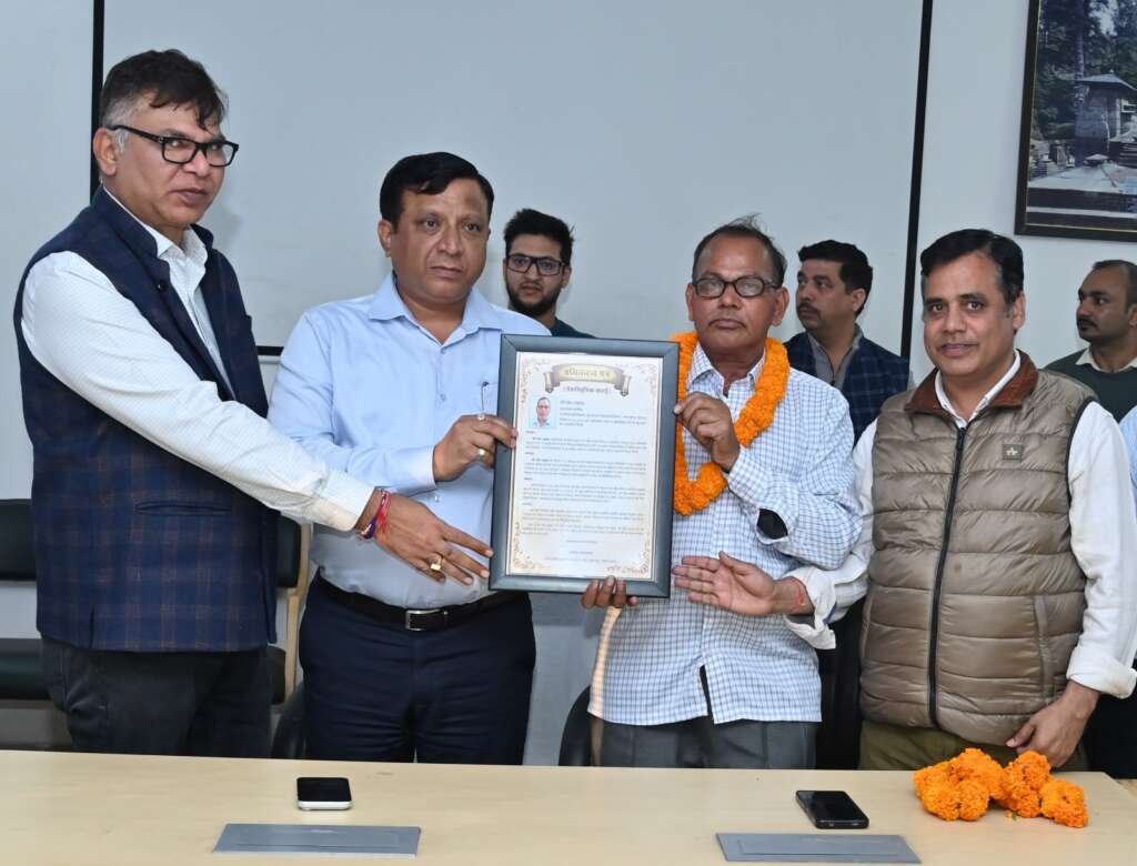सूचना विभाग में सेवानिवृत्ति पर रईस अहमद को सम्मानित करते महानिदेशक बंशीधर तिवारी।