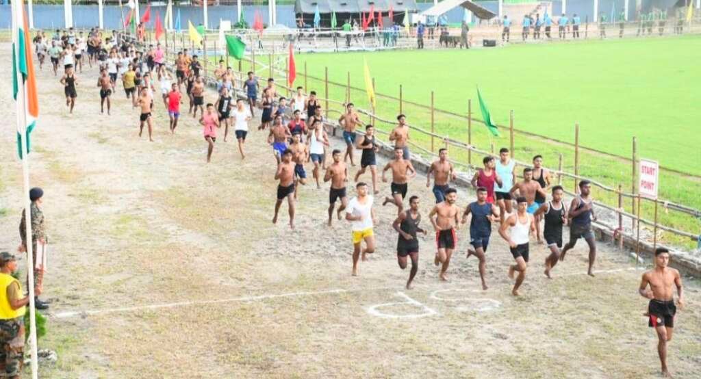 5 अक्टूबर से रुड़की में अग्निवीर भर्ती रैली में दौड़ लगाते अभ्यर्थी