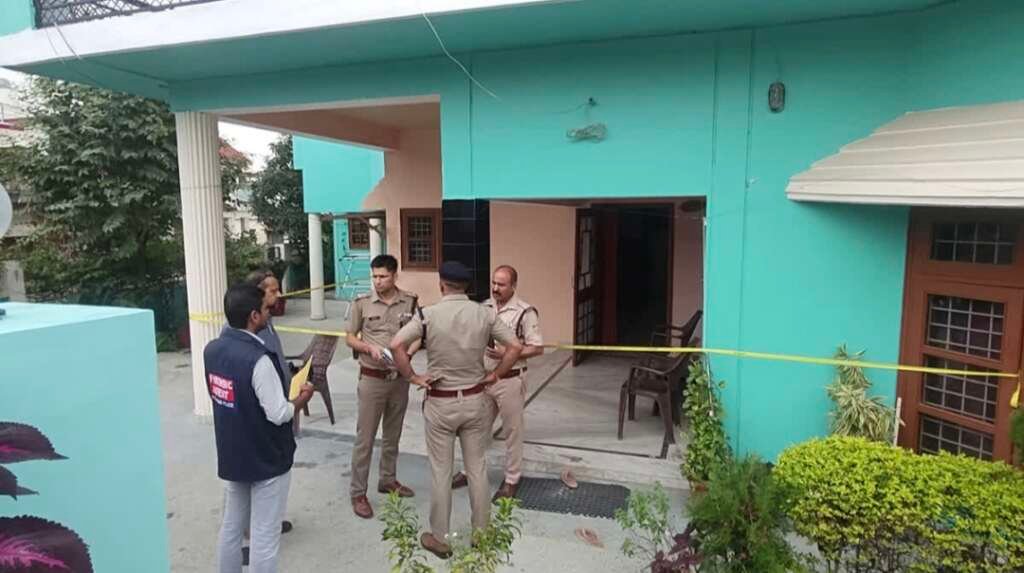 देहरादून के रायपुर में तीन हत्याओं के बाद घटनास्थल पर पुलिस जांच