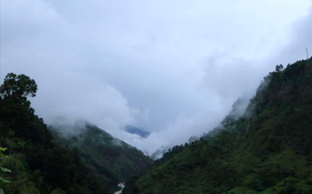 उत्तराखंड के देहरादून में बारिश और घने बादलों का दृश्य