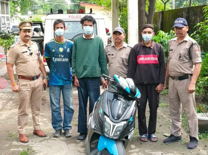 स्कूटी चोरी के आरोपियों की गिरफ्तारी के बाद पुलिस टीम