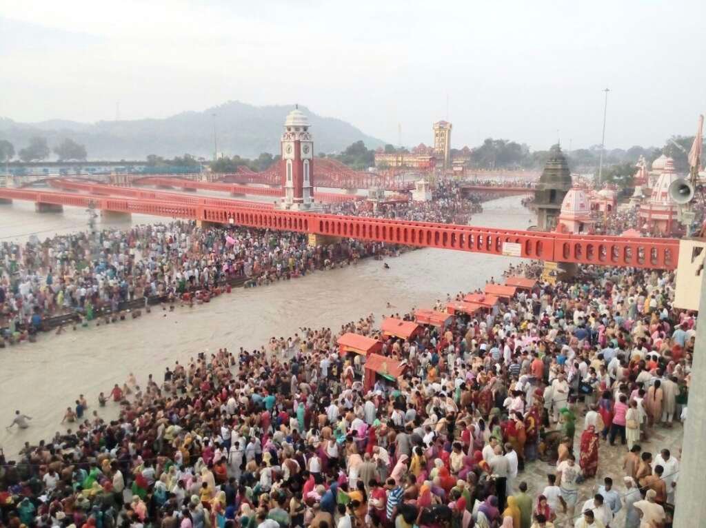 पितृ अमावस्या पर हरिद्वार के गंगा घाट पर उमड़ा श्रद्धालुओं का सैलाब