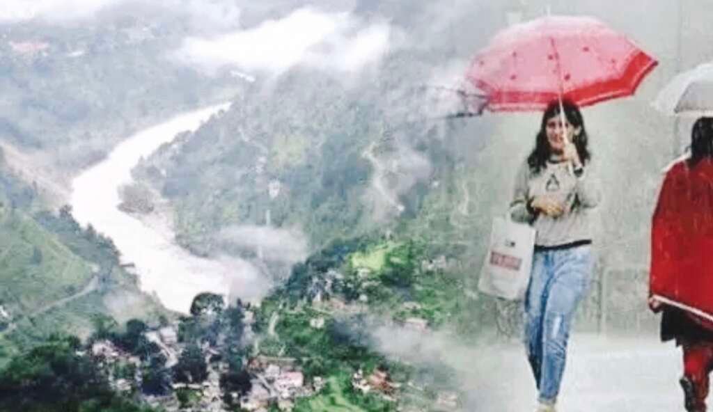 उत्तराखंड के पर्वतीय क्षेत्र में बादलों से घिरी ऊंची पहाड़ियां और बर्फ से ढकी चोटियां।