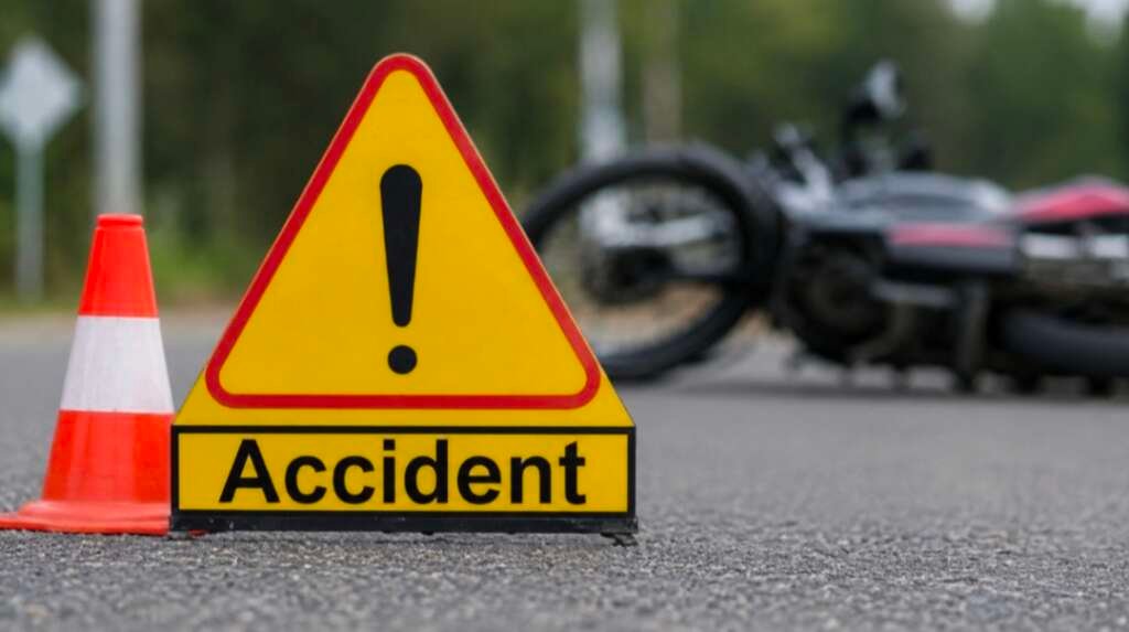 किच्छा में NH-74 पर ट्रक की बाइक से टक्कर के सड़क हादसे का प्रतीकात्मक दृश्य।