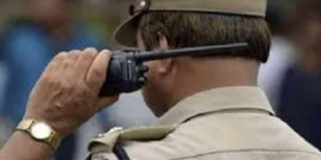 ऊधम सिंह नगर में सड़क हादसे के बाद पुलिस अधिकारियों पर कार्रवाई का प्रतीकात्मक दृश्य।