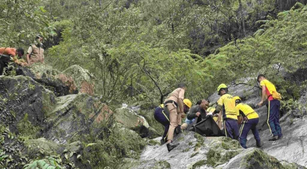 पिथौरागढ़ के बरड़ बैंड के पास उफनते बरसाती नाले में बहे स्कूटी सवार युवकों की तलाश में रेस्क्यू ऑपरेशन चलाती पुलिस और एसडीआरएफ की टीम।