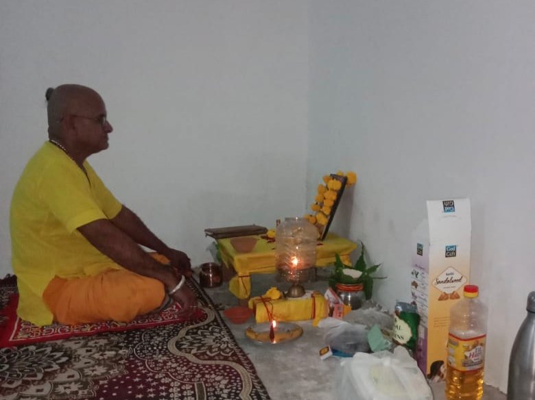 दतिया धाम में 36 दिवसीय निराहार बगलामुखी साधना करते सत्य साधक श्री विजेंद्र पांडे गुरुजी