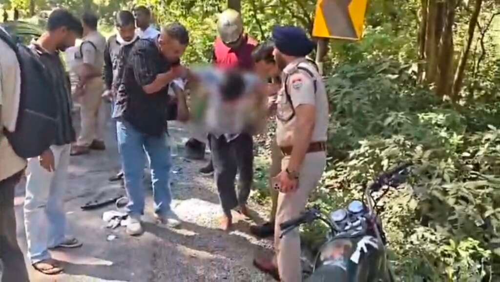कालाढूंगी सड़क हादसे में घायल युवक को अस्पताल पहुंचाने में जुटी पुलिस