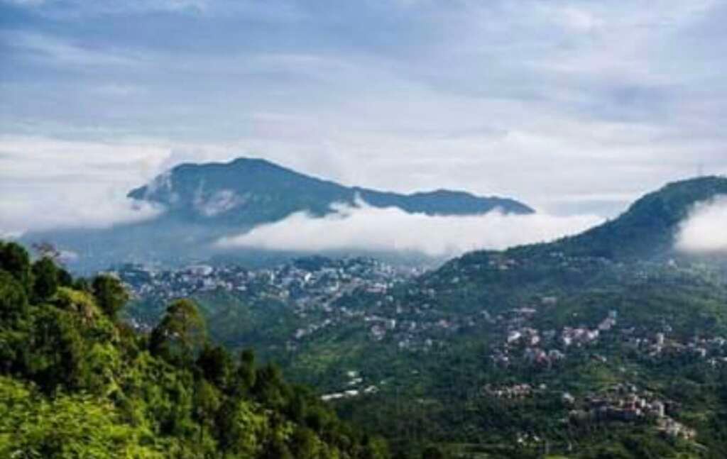 उत्तराखंड के ऊंचाई वाले पर्वतीय क्षेत्रों में बर्फ से ढकी हिमालय की चोटियां