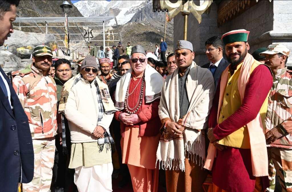 राज्यपाल डॉ. ढाल सिंह बिसेन बाबा केदारनाथ धाम में दर्शन और पूजा-अर्चना करते हुए।