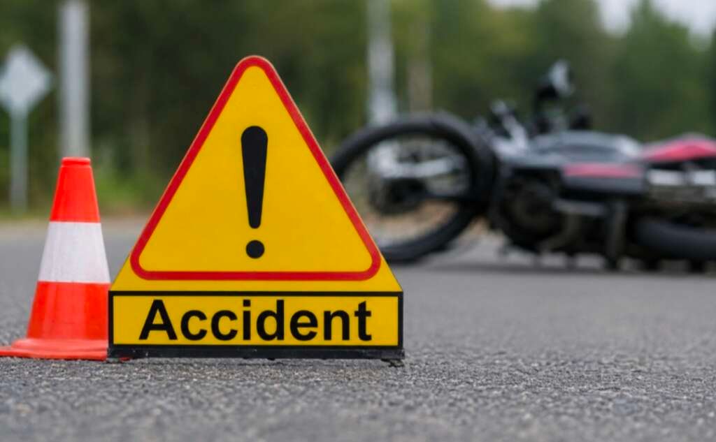 लालकुआं में कैंटर और स्कूटी की टक्कर से हुए सड़क हादसे का प्रतीकात्मक दृश्य