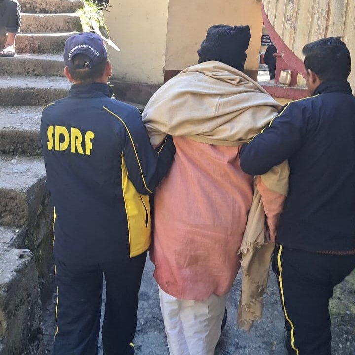 केदारनाथ और यमुनोत्री धाम में घायल और अस्वस्थ श्रद्धालु की सहायता करती SDRF टीम
