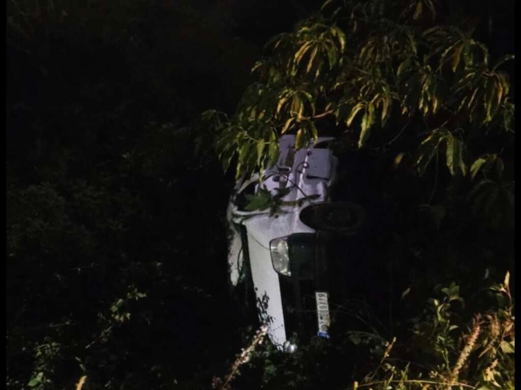पौड़ी के धुमाकोट-मर्चूला मार्ग पर जड़ाऊखांद के पास खाई में गिरी ईको वैन