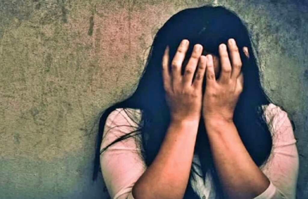 उधम सिंह नगर के दिनेशपुर में महिला से दुष्कर्म, ब्लैकमेलिंग और धर्म परिवर्तन के आरोप का प्रतीकात्मक दृश्य।