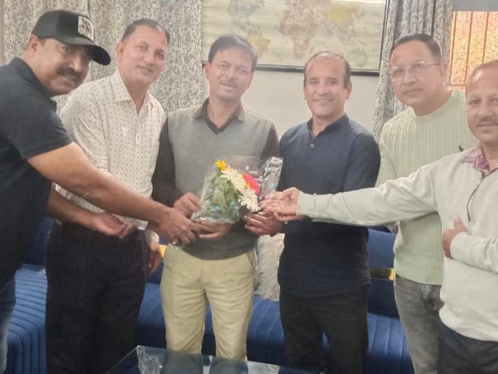 नैनीताल के नवनियुक्त मुख्य शिक्षा अधिकारी सुरेश चंद्र आर्य का स्वागत करते शिक्षक संगठन के पदाधिकारी।