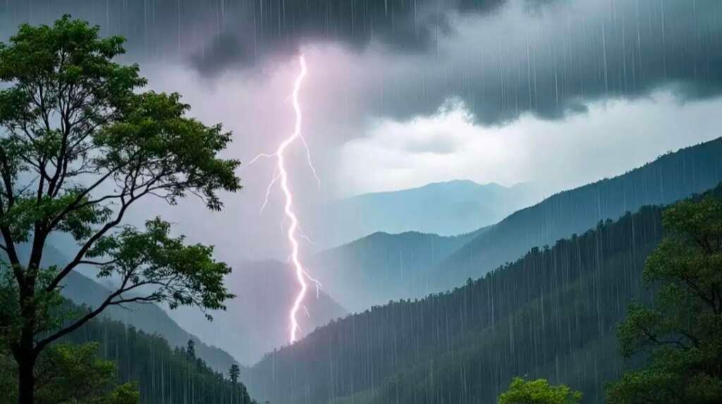 उत्तराखंड के पहाड़ी क्षेत्रों में घने बादल, बारिश और बर्फबारी का मौसम।