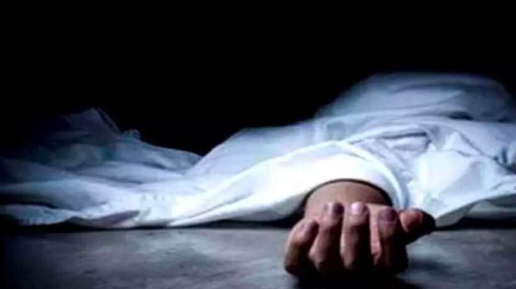 हाथी के हमले में महिला की मौत से जुड़ी प्रतीकात्मक तस्वीर, सफेद चादर से ढका शव और बाहर दिखाई देता हाथ।