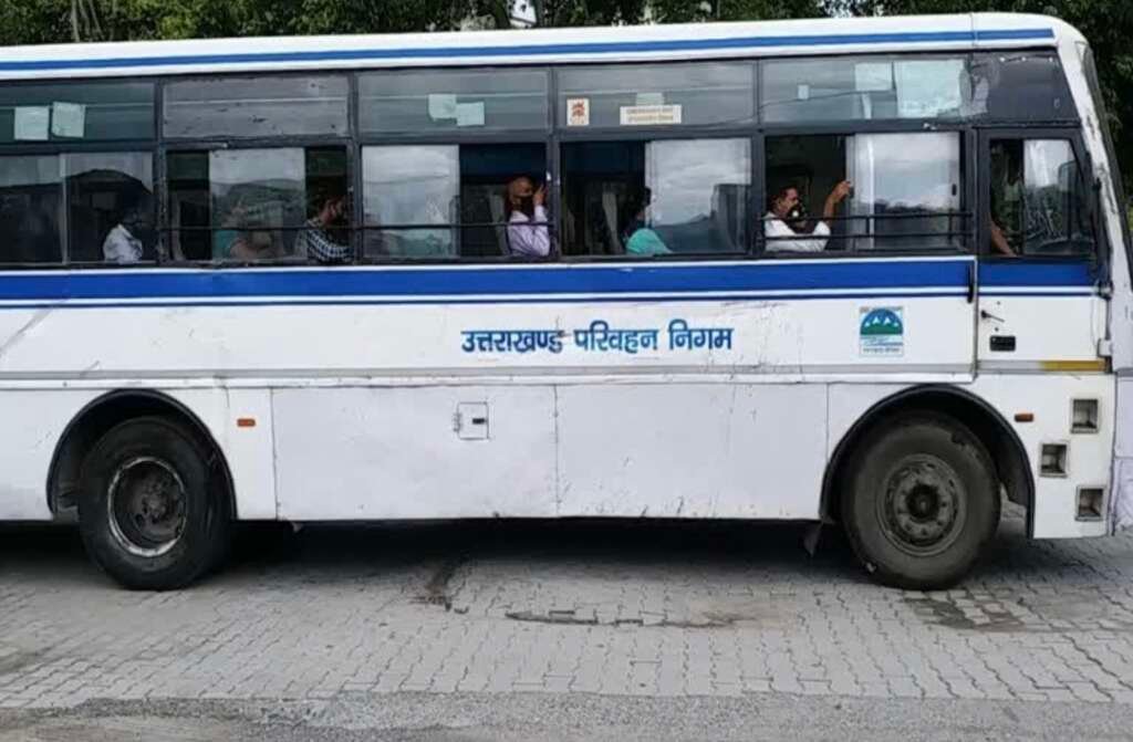 उत्तराखंड परिवहन निगम की सड़क पर संचालित रोडवेज बस।