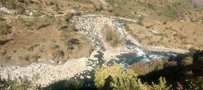 उत्तराखंड के देहरादून जिले में टौंस नदी पर प्रस्तावित त्यूणी-प्लासू जल विद्युत परियोजना का स्थल।